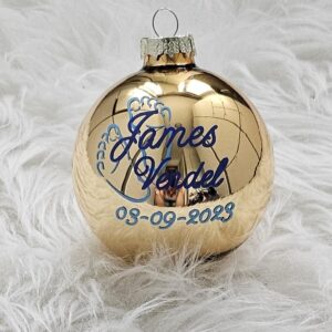 Baby's eerste kerstbal met naam en babyvoetjes